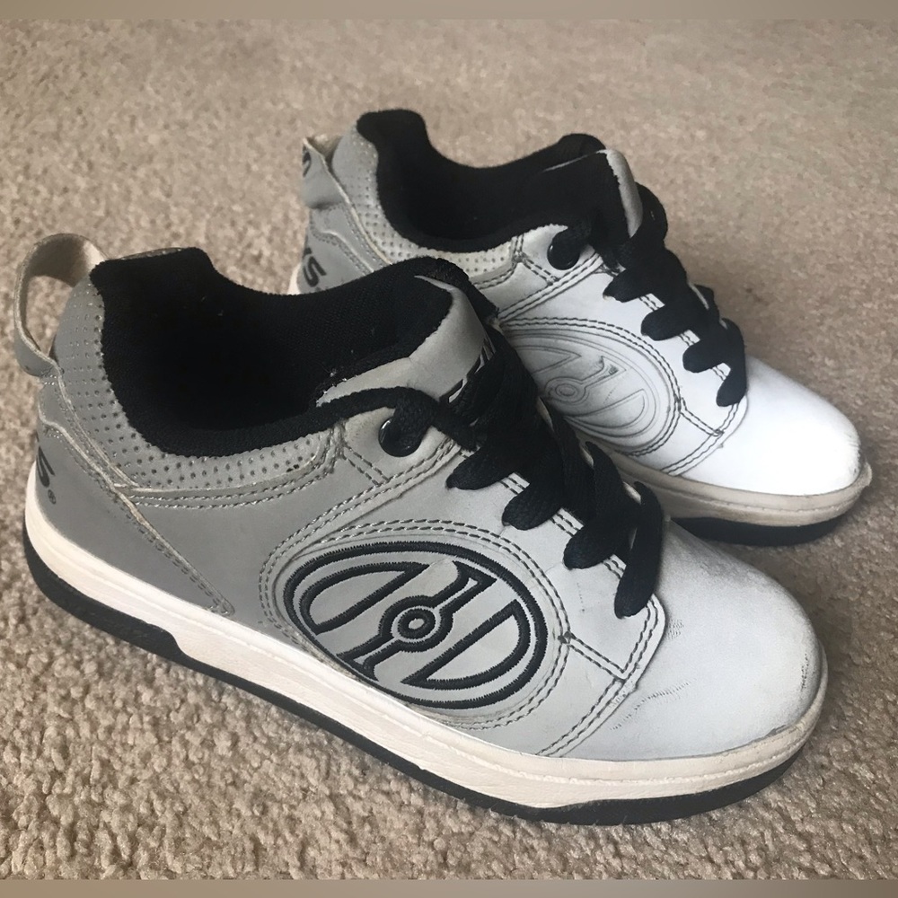 Youth Heelys size 13c. With gray reflective color.